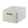 Kép 1/4 - Krém színű CURVER „STYLE” M méretű rattan kosár tetővel, 18 literes űrtartalommal, immitált rattan textúrával, kényelmes fogantyúkkal és egymásra tehető kialakítással. Tökéletes tárolási megoldás különböző helyiségekben.
