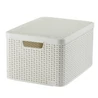 Kép 1/5 - Krém színű, L méretű CURVER 'STYLE' rattan kosár, fedéllel, 30 literes űrtartalommal. Rattan szövést imitáló textúrája és kényelmes fogantyúja miatt könnyen szállítható, ideális tárolási megoldás otthon.