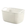 Kép 1/5 - Törtfehér, téglalap alakú CURVER 'Knit' kosár, kényelmes fogantyúkkal, 30 cm hosszú, 22 cm széles, 17 cm magas, 8L űrtartalom, ideális tárolási megoldás nappaliba, hálószobába vagy fürdőszobába. Fehér háttérre fókuszálva.
