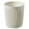 Kép 1/3 - Törtfehér, kerek CURVER 'KNIT' S méretű tároló edény, 0,6 literes űrtartalommal. Kötött hatású mintázat és sima belső felület jellemzi, modern fürdőszobai vagy iroda dekorációhoz ideális. Fehér háttéren fotózva.